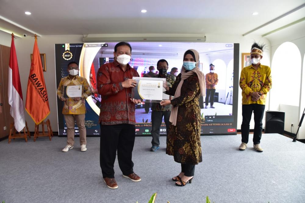 Penganugerahaan Keterbukaan Informasi Publik : Bawaslu Jabar Raih Kategori Informatif