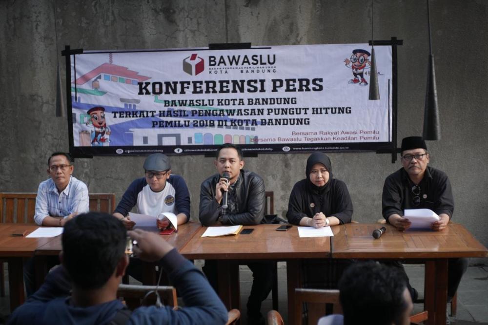 Bawaslu Kota Bandung Mengadakan Konfrensi Pers