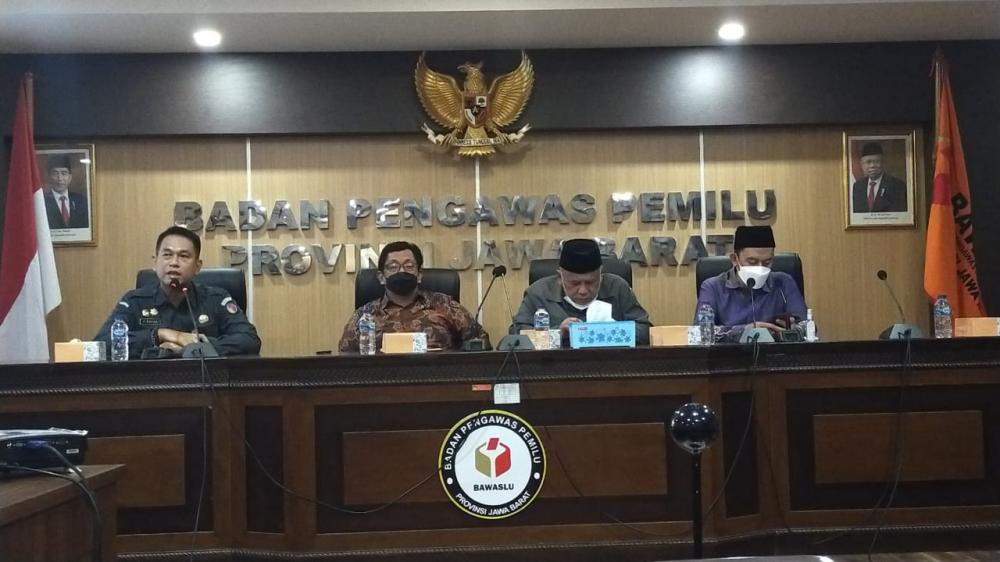 Rapat Kerja Persiapan Pembentukan Panwas Adhoc  Dan Penyampaian Laporan Akhir Divisi SDM