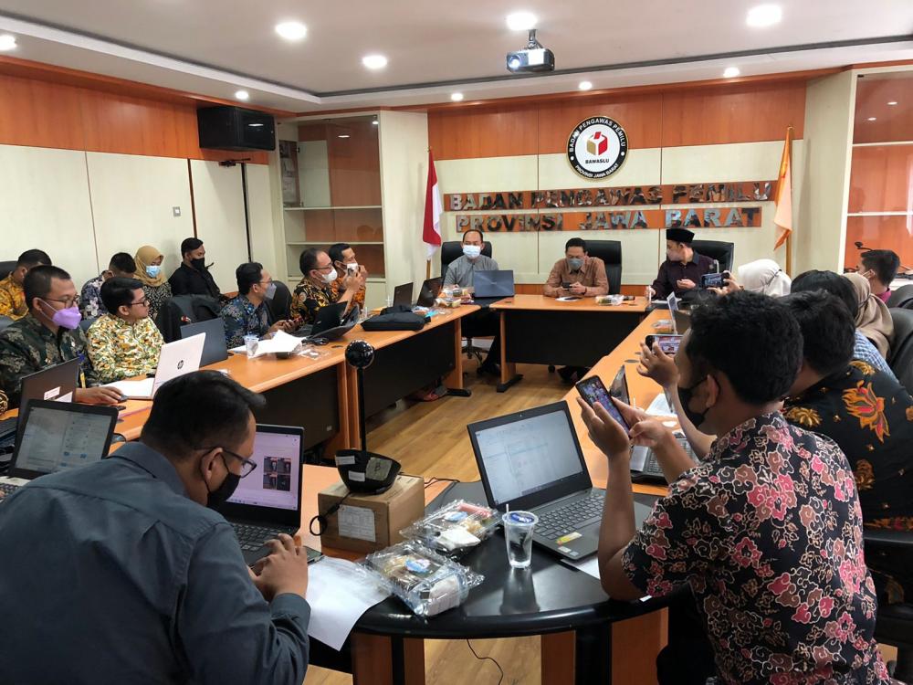 Rapat Dalam Kantor Divisi Hukum dan Data Informasi