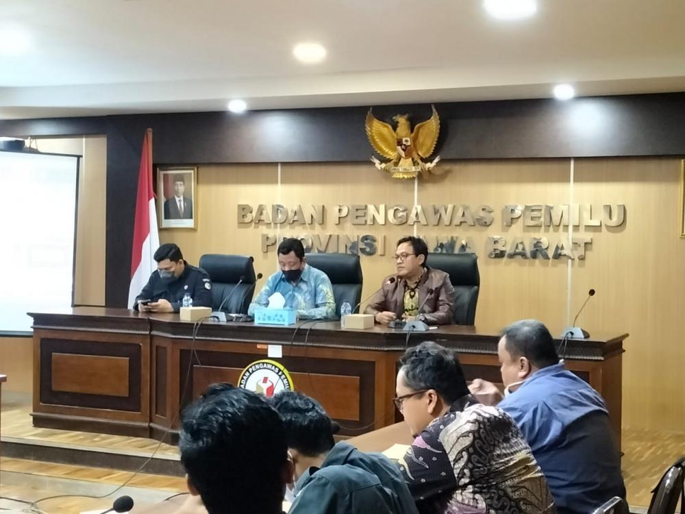 Rapat Evaluasi Pengawasan Pemutakhiran DPB : Bawaslu Jabar Inisiasi Peningkatan Analisis Data