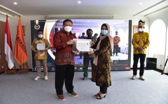 Penganugerahaan Keterbukaan Informasi Publik : Bawaslu Jabar Raih Kategori Informatif