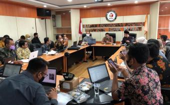 Rapat Dalam Kantor Divisi Hukum dan Data Informasi